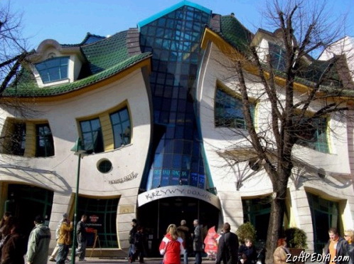 4714-7_crooked_house_in_poland