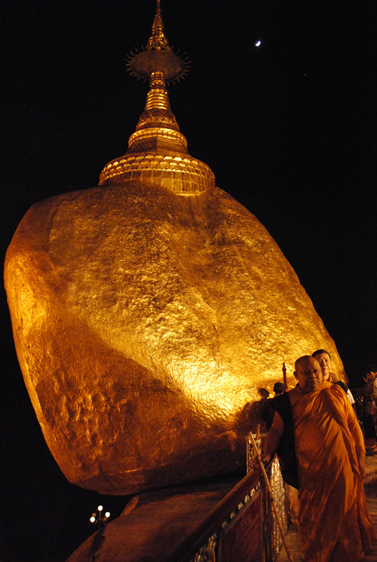 พระธาตุอินทร์แขวน หินสีทอง อัศจรรย์แห่งสมดุล ประเทศพม่า