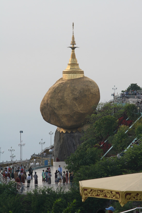 พระธาตุอินทร์แขวน หินสีทองเที่ยวพม่า