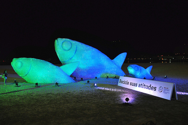 รูปปั้นปลายักษ์ เรืองแสงจากขวดน้ำ