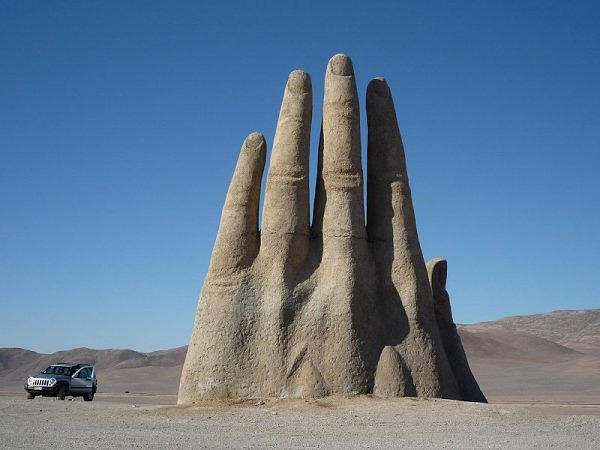 มือยักษ์กลางทะเลทราย