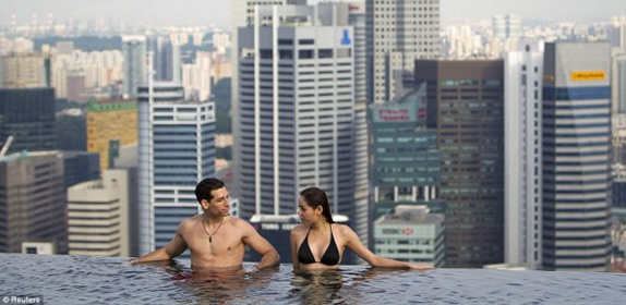 สระว่ายน้ำลอยฟ้าที่ใหญ่ที่สุดในโล สิงคโปร์