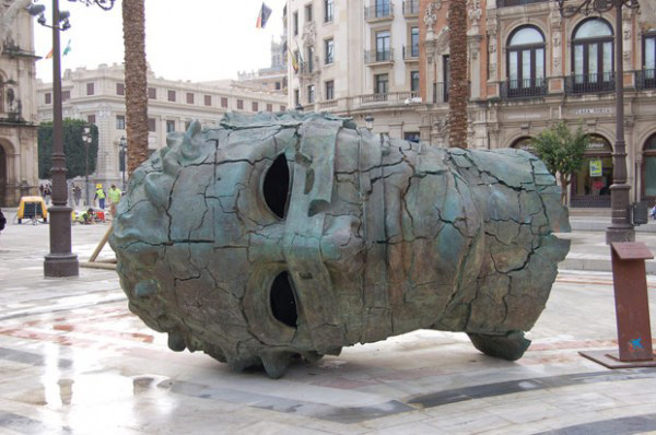 รูปปั้นประหลาด ที่ Plaza ใน Seville