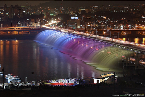 สะพานสีรุ้ง สะพานน้ำพุที่ยาวที่สุดในโลก