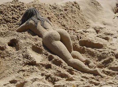 รูปปั้นสาวเปลือย ประติมากรรมทราย สุดลวงตา