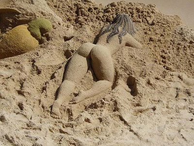 รูปปั้นสาวเปลือย ประติมากรรมทราย บราซิล
