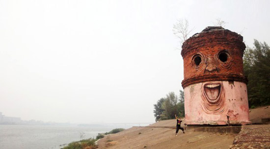 ศิลปะข้างกำแพงเก่า ของศิลปินชาวรัสเซีย