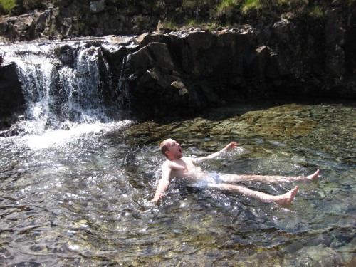 สระว่ายน้ำนางฟ้า (Fairy Pools) สวยสงบ ท่ามกลางขุนเขาสกอตแลนด์