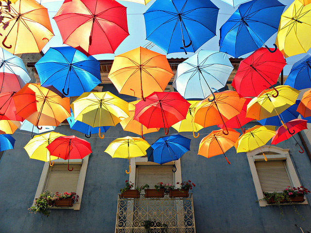 เที่ยวเทศกาล ถนนร่มหลากสี ที่เมืองอากุยดา ประเทศโปรตุเกส