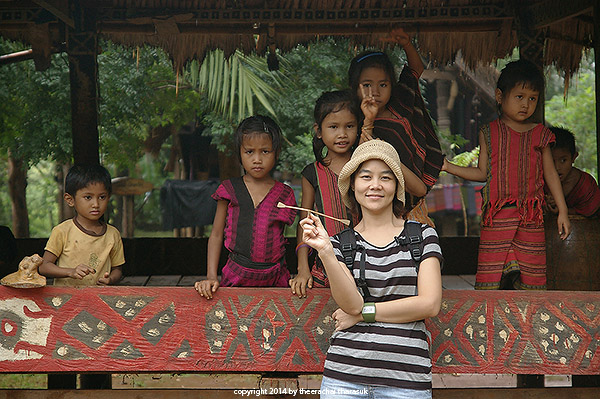 หมู่บ้านชาวเขาที่จัดแสดงไว้ให้นักท่องเที่ยวถ่ายภาพ