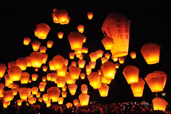 เทศกาลโคมไฟผิงซี (PingXi Sky Lantern Festival) กรุงไทเป ประเทศไต้หวัน