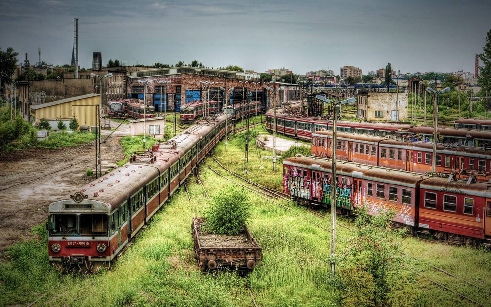 Abandoned-train-depot-Czestochowa-Poland