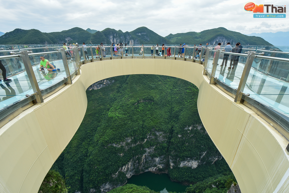 สะพานกระจกรูปเกือกม้าที่ยาวที่สุดในโลก
