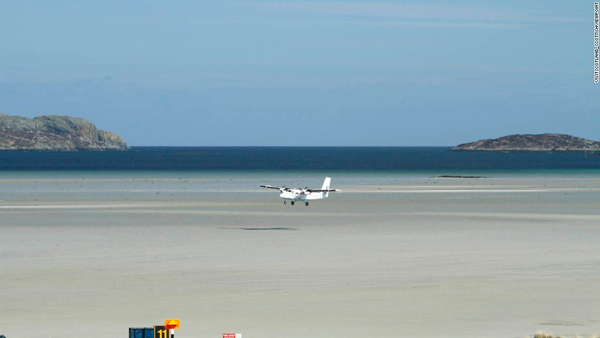 Barra Airport, Traigh Mhor Beach, Isle of Barra, Outer Hebrides. PIC: P.TOMKINS / VisitScotland /SCOTTISH VIEWPOINT Tel: +44 (0) 131 622 7174 Fax: +44 (0) 131 622 7175 E-Mail : info@scottishviewpoint.com This photograph can not be used without prior permission from Scottish Viewpoint.