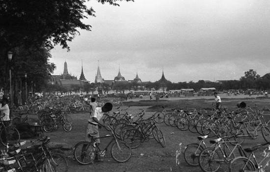 หาดูยาก! ย้อนอดีต 'บางกอก' เมืองน่าอยู่ เมื่อกว่า 60 ปีก่อน สนามหลวง กิจการให้เช่าจักรยาน