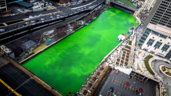 เทศกาล Saint Patrick's Day ย้อมแม่น้ำชิคาโกเป็นสีเขียว