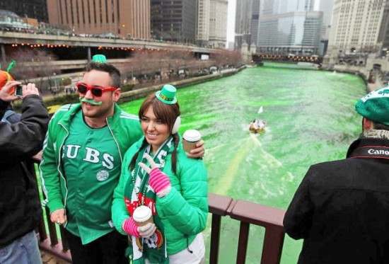เทศกาล Saint Patrick's Day ย้อมแม่น้ำชิคาโกเป็นสีเขียว