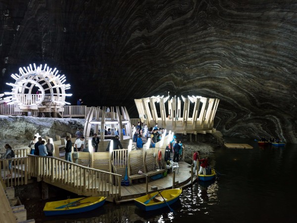 อลังการ! สวนสนุกใต้ดิน สร้างจากเหมืองร้างหลายพันปี เมืองทูร์ดา โรมาเนีย
