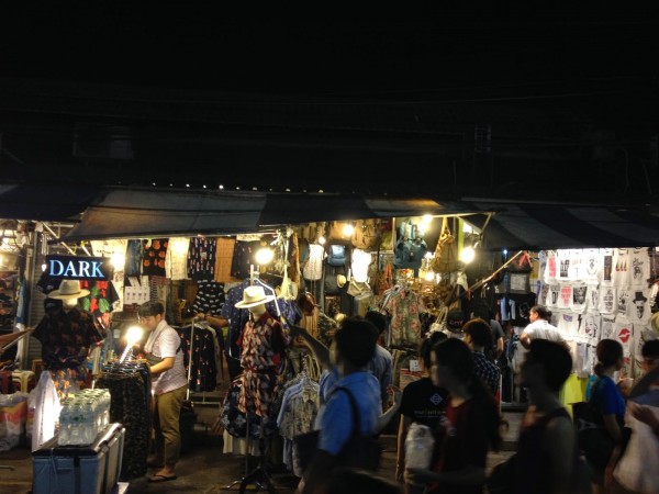 เดินเล่นชิวๆ 15 ตลาดนัดกลางคืนยอดฮิต ในกรุงเทพฯ