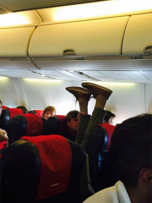 20 ภาพที่จะทำให้คุณร้องยี้! ระหว่างเดินทางบนเครื่องบินannoying-passenger-shaming-flight-travel-airlines-181__605
