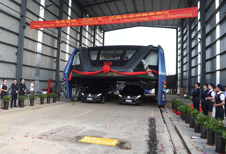 สร้างเสร็จแล้ว! Elevated Bus ของจีน แก้ปัญหารถติดและลดอุบัติเหตุบนท้องถนน