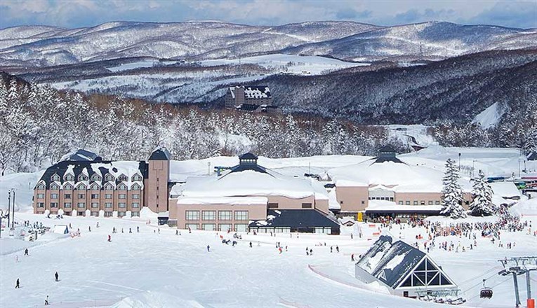 Akaigawa Town :เล่นสกีที่ คิโรโระ สกีรีสอร์ท