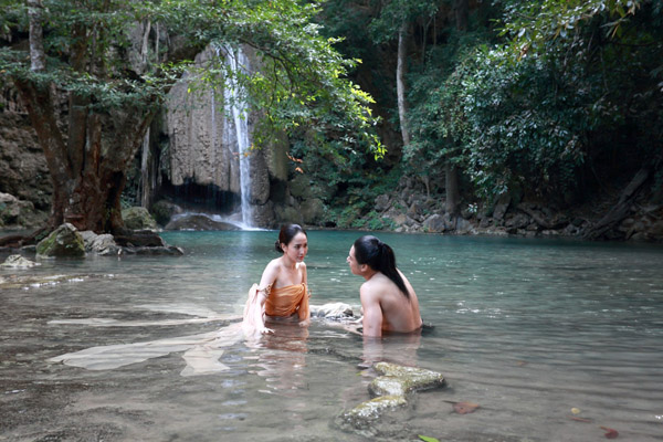 น้ำตกเอราวัณ เป็นน้ำตกใหญ่และสวยงามบนฝั่งแม่น้ำแควใหญ่ในเขตอุทยานแห่งชาติเอราวัณ หรือที่ชาวบ้านเรียกกันว่า “อุทยานแห่งชาติเขาสลอบ” เป็นน้ำตกที่ทีมีความสวยงามติดอันดับต้นๆ ของเมืองไทยประกอบด้วยน้ำตกที่ไหลหลั่ง 7 ชั้นด้วยกัน แต่ละชั้นก็มีความสวยงามและมีชื่อเรียกแตกต่างกัน