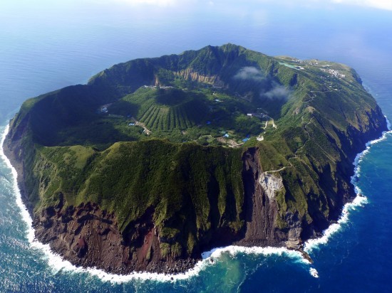 เกาะโอกะชิมะ (Aogashima Island) 