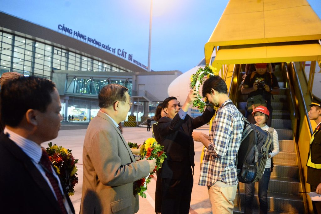 hai-phong-authority-official-and-vietjet-leader-welcomes-thai-passengers-at-cat-bi-international-airport