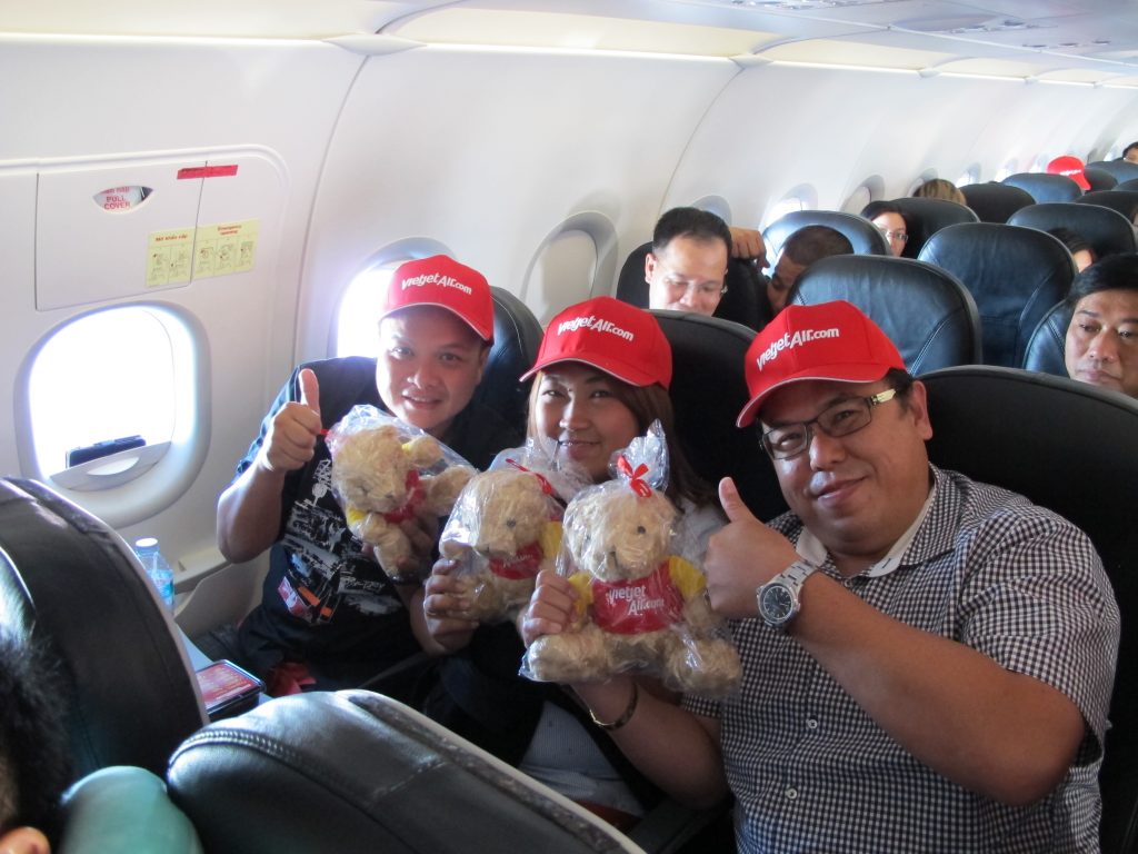 passengers-receives-lovely-gifts-on-the-inaugural-flight-from-bangkok-to-hai-phong