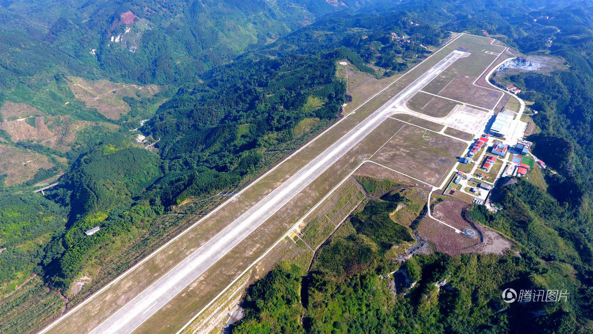สนามบินเห่อฉี สร้างตามแนวภูเขาสูงกว่า 600 เมตร