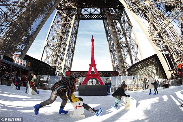 Eiffel Tower Ice Rink ปารีส ประเทศฝรั่งเศส