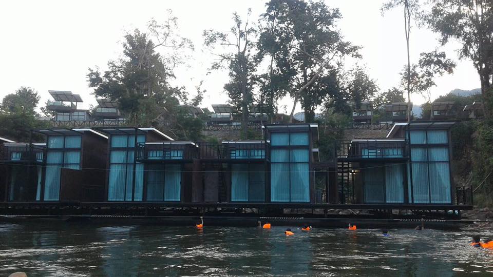 ห้องพักแบบ Floating Villas Kwai Tara Riverside Villas กาญจนบุรี