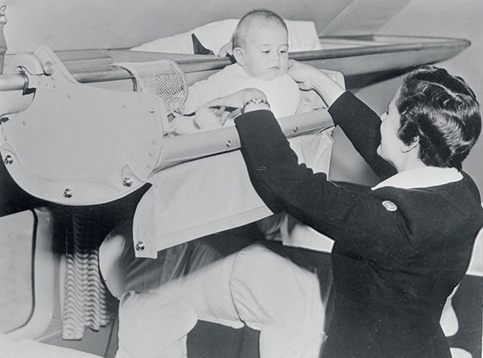 ย้อนอดีต เวลาพาเด็กทารกขึ้นเครื่องบิน ในยุค 1950s