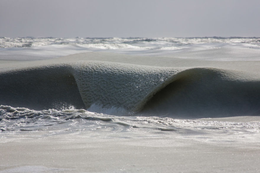 คลื่นทะเลถูกแช่แข็ง  ในช่วงหน้าหนาวที่สุด ในรอบ 81 ปี!
