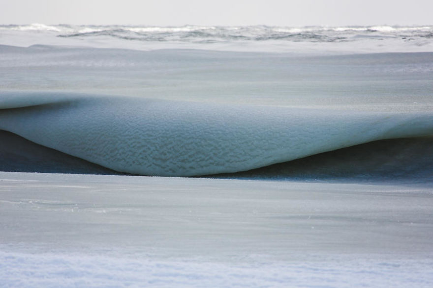 คลื่นทะเลถูกแช่แข็ง  ในช่วงหน้าหนาวที่สุด ในรอบ 81 ปี!