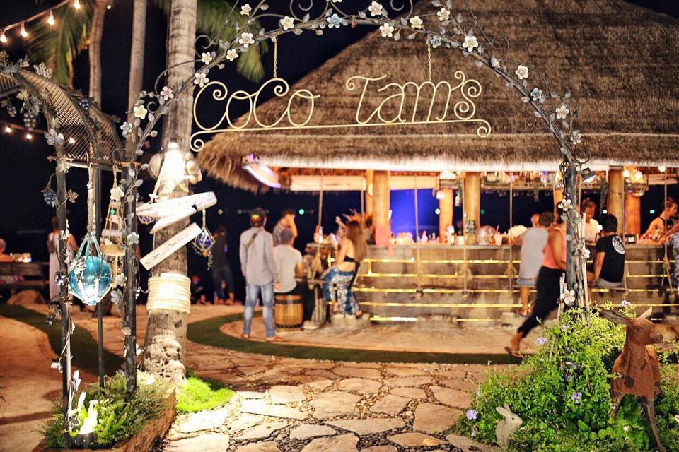 CoCo Tam's บีชบาร์สุดฮอต นั่งชิลริมทะเล ฟังเสียงคลื่น บนเกาะสมุย
