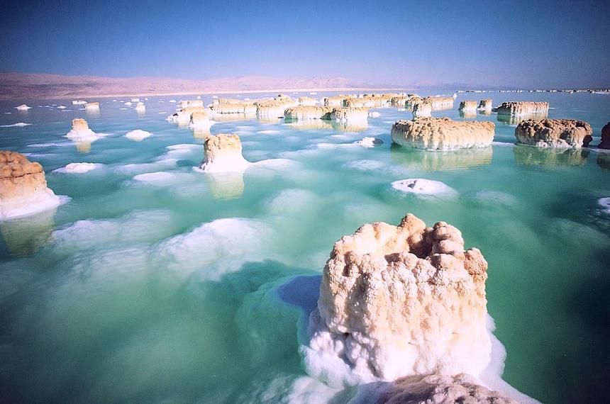 ทะเลสาบเดดซี (Dead Sea) ประเทศจอร์แดนและอิสราเอล