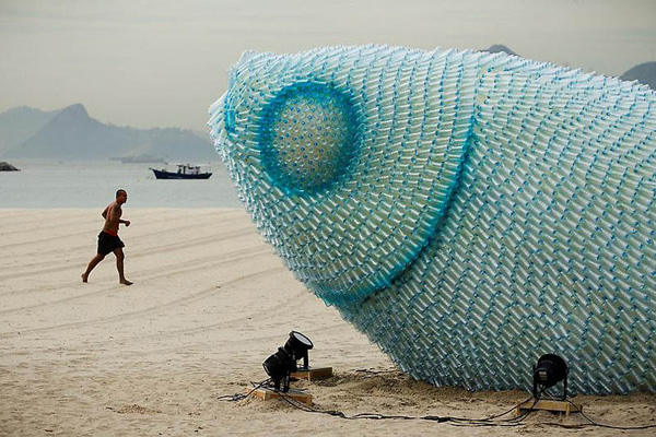 giant-fish-made-from-plastic-bottles-rio20-botafogo-beach-2