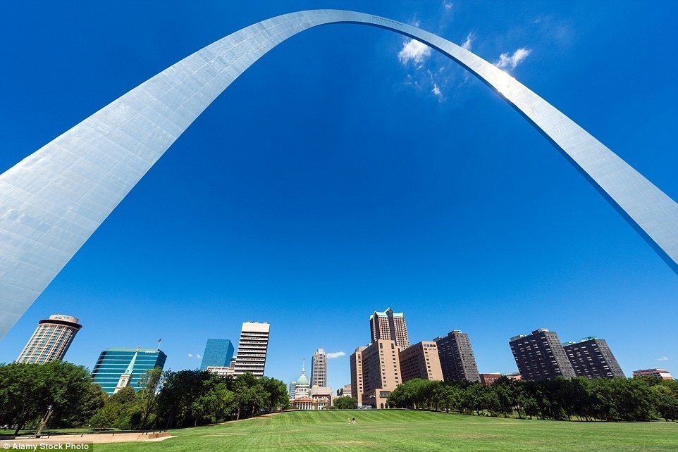 เซ็นต์หลุยส์ เกตเวย์ อาร์ช (St. Louis Gateway Arch) รัฐมิสซูรี (St. Louis, Missouri) สหรัฐอเมริกา (USA)