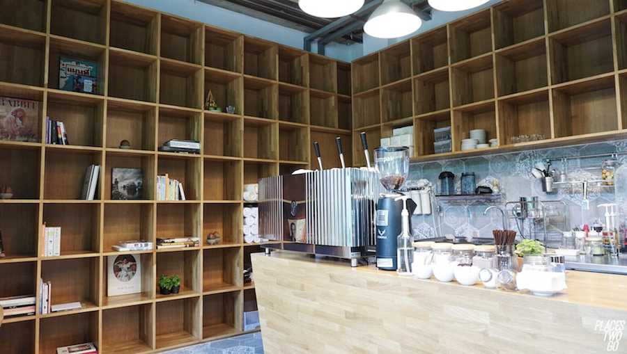 “ไล-บรา-รี่” ร้านกาแฟสุดชิค ในซอยสุขุมวิท 46