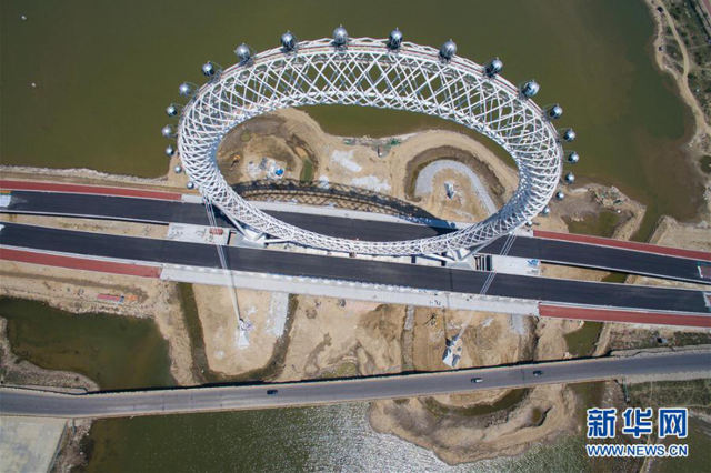Bailang Ferris Wheel หรือ ชิงช้าสวรรค์ไป่หลาง ตั้งอยู่กลางสะพานข้ามแม่น้ำไป่หลาง (Bailang River Bridge) ที่รถสัญจรไปมา ในเมืองเหว่ยฟาง (Weifang) มณฑลซานตง ประเทศจีน ซึ่งชิงช้าสวรรค์ไป่หลางนี้ มีความสูงอยู่ที่ 145 เมตร เส้นผ่าศูนย์กลาง 125 เมตร อีกทั้งยังล้ำสมัยกว่าชิงช้าสวรรค์ที่เราเคยเห็นกันมาอีกด้วย เพราะชิงช้าสวรรค์ไป่หลางนี้ไม่มีแกนกลาง ตัวของชิงช้านั้นจะไม่หมุน จะหมุนเพียงแค่กระเช้าที่นั่งเท่านั้น