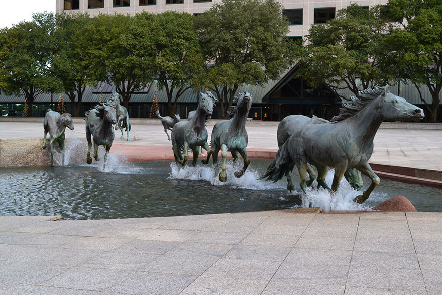 'The Mustangs Of Las Colinas' เท็กซัส (Texas) สหรัฐอเมริกา (USA)