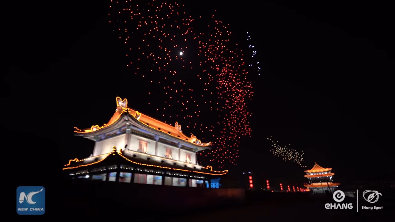 การแสดง จีน การแสดง โดรน การแสดงแสงสี กำแพงเมืองซีอาน ประเทศจีน โดรน