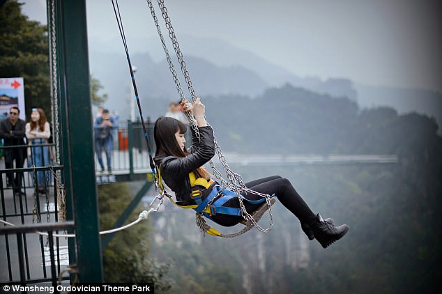 กิจกรรมหวาดเสียว ชิงช้าริมผา ที่เที่ยวจีน สวนสนุก สวนสนุกว่านเซิ่งเมิ่งฮ่วนเอ้าเถา เครื่องเล่น เที่ยวสวนสนุก