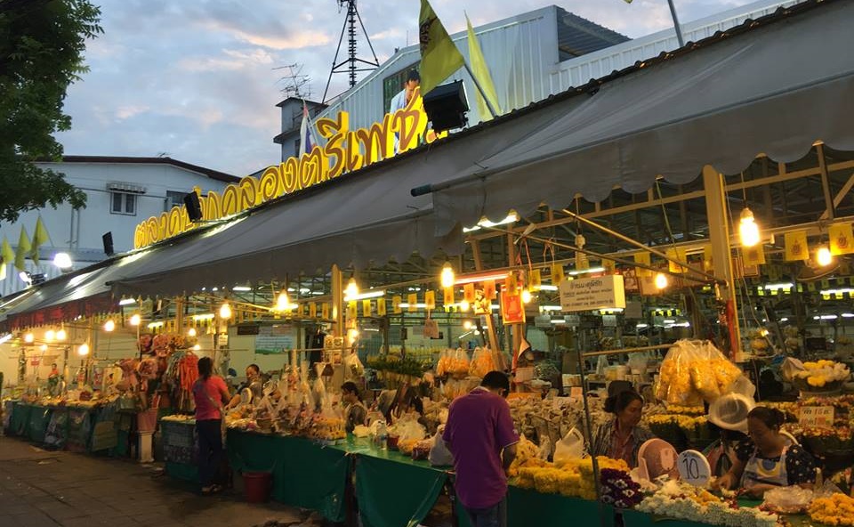 ตลาดนัดกลางคืน ตลาดนัดกลางคืนในกรุงเทพ ตลาดปากคลองตรีเพชร ถนนข้าวสาร ที่เที่ยวกรุงเทพ ที่เที่ยวกลางคืน ปากคลองตลาด สะพานพระราม 8 อารีย์ เที่ยวกรุงเทพ เยาวราช