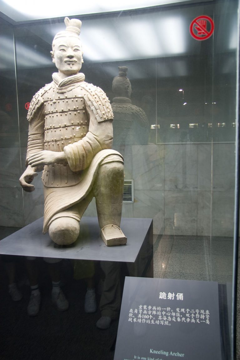 https://travel.mthai.com/app/uploads/2019/08/800px-Terracotta_Army_23-768x1152.jpg